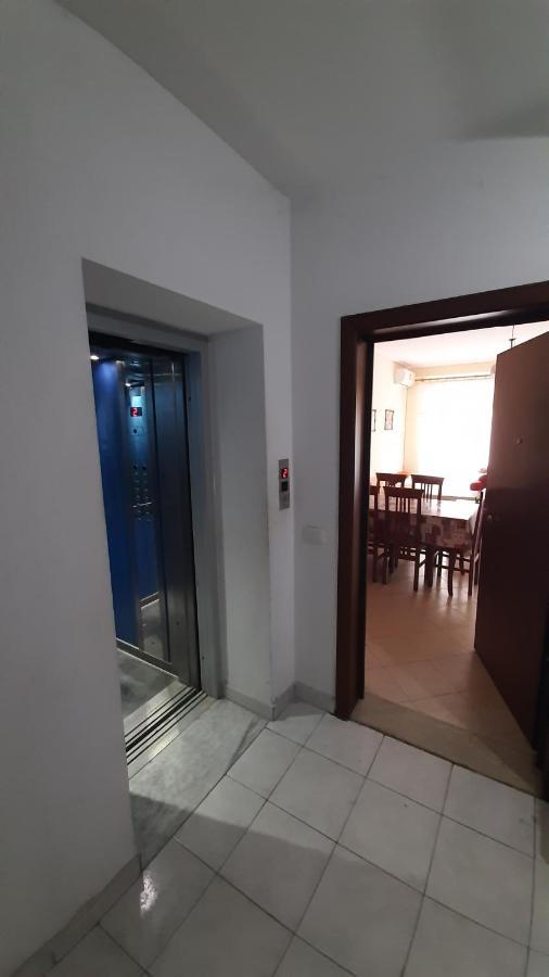 Meni'S Family Apartament Sarandë Buitenkant foto